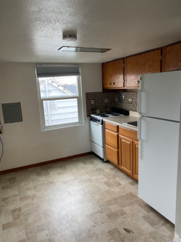 1042 W Cascade Ave-Unit -B in Moses Lake, WA - Building Photo - Building Photo