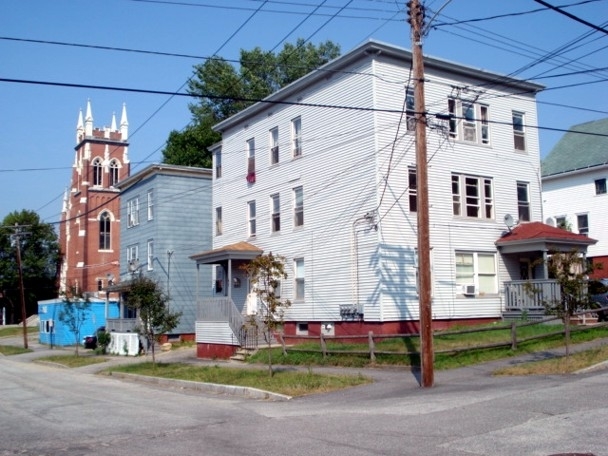 42-46 Dunn St in Auburn, ME - Foto de edificio - Building Photo