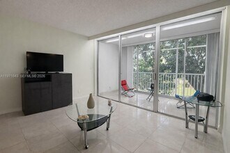 950 NE 199th St in Miami, FL - Building Photo - Building Photo