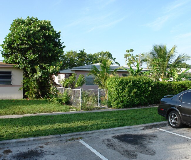 1990 NE 168th St in Miami, FL - Building Photo - Building Photo