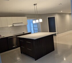 16867 Royal Poinciana Dr in Weston, FL - Building Photo - Building Photo