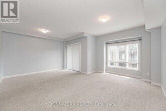 7 Lakefront Dr in Hamilton, ON - Building Photo - Building Photo