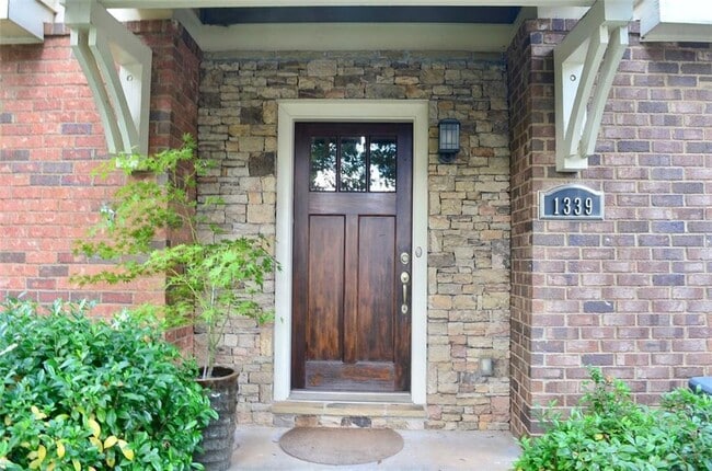 1339 Oakview Rd in Decatur, GA - Building Photo - Building Photo