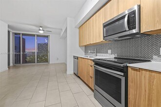 2150 N Bayshore Dr, Unit 1404 in Miami, FL - Building Photo - Building Photo