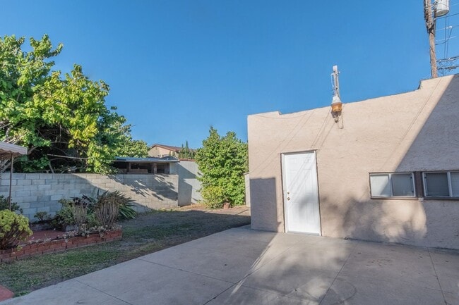 2226 Redondo Blvd in Los Angeles, CA - Building Photo - Building Photo
