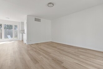1031 Maple Ln in Elk Grove Village, IL - Building Photo - Building Photo