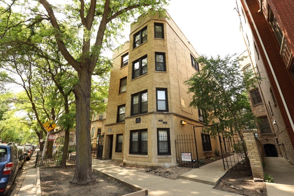 646.5 W Roscoe St in Chicago, IL - Building Photo