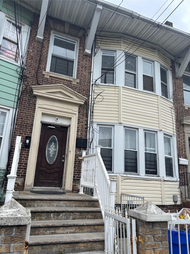 10-59 McBride St in Queens, NY - Building Photo - Building Photo