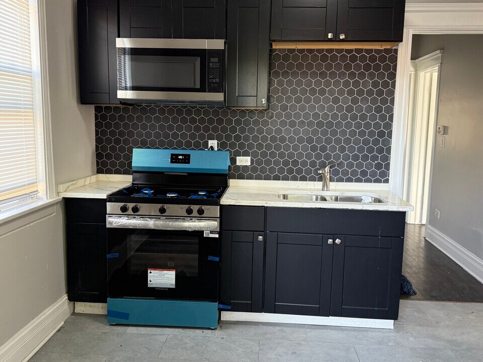816 W 51st Pl in Chicago, IL - Building Photo
