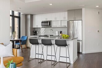 1008 N Glebe Rd in Arlington, VA - Foto de edificio - Building Photo