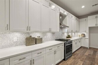 933 W Eighth St in Dallas, TX - Building Photo - Building Photo