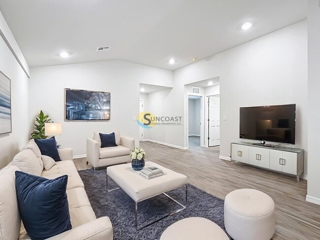 123 Lomond Dr