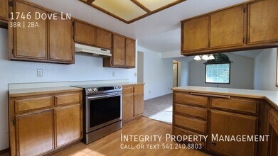 1746 Dove Ln in Medford, OR - Building Photo - Building Photo
