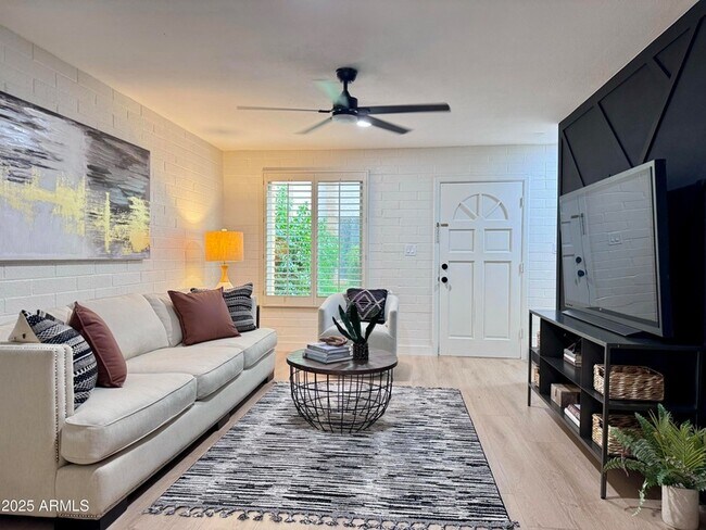 property at 4848 N Woodmere Fairway