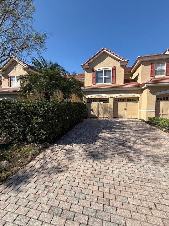 7206 Regina Way in Orlando, FL - Building Photo