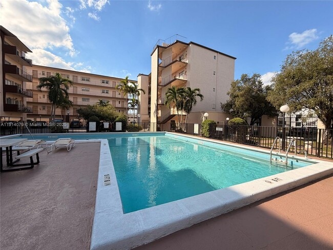 1950 W 54th St in Hialeah, FL - Building Photo - Building Photo