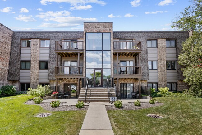 1444 Stonebridge Cir in Wheaton, IL - Building Photo - Building Photo