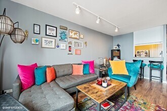 1355 N Sandburg Terrace in Chicago, IL - Building Photo - Building Photo