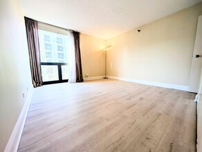 70 W Huron St, Unit 1307 in Chicago, IL - Building Photo - Building Photo