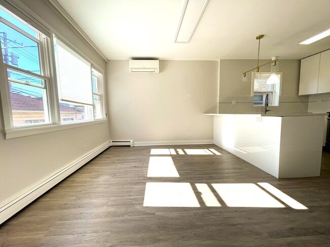 5009 W Gunnison St, Unit 1 in Chicago, IL - Foto de edificio - Building Photo
