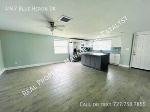 4947 Blue Heron Dr in New Port Richey, FL - Building Photo - Building Photo