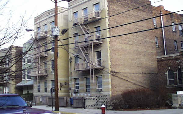 Edge View Apartments in Edgewater, NJ - Building Photo