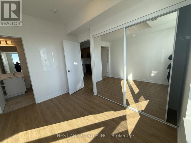 500 Plains Rd E in Burlington, ON - Building Photo - Building Photo