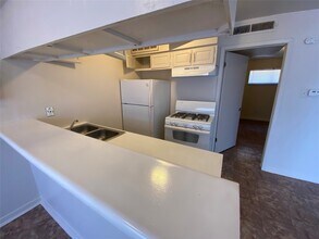 9425 Scott St in Houston, TX - Foto de edificio - Building Photo