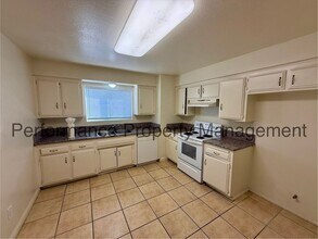 1108 McDonald Way in Bakersfield, CA - Building Photo - Building Photo