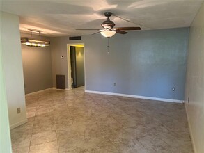 445 32nd Ave N, Unit 109 in St. Petersburg, FL - Foto de edificio - Building Photo