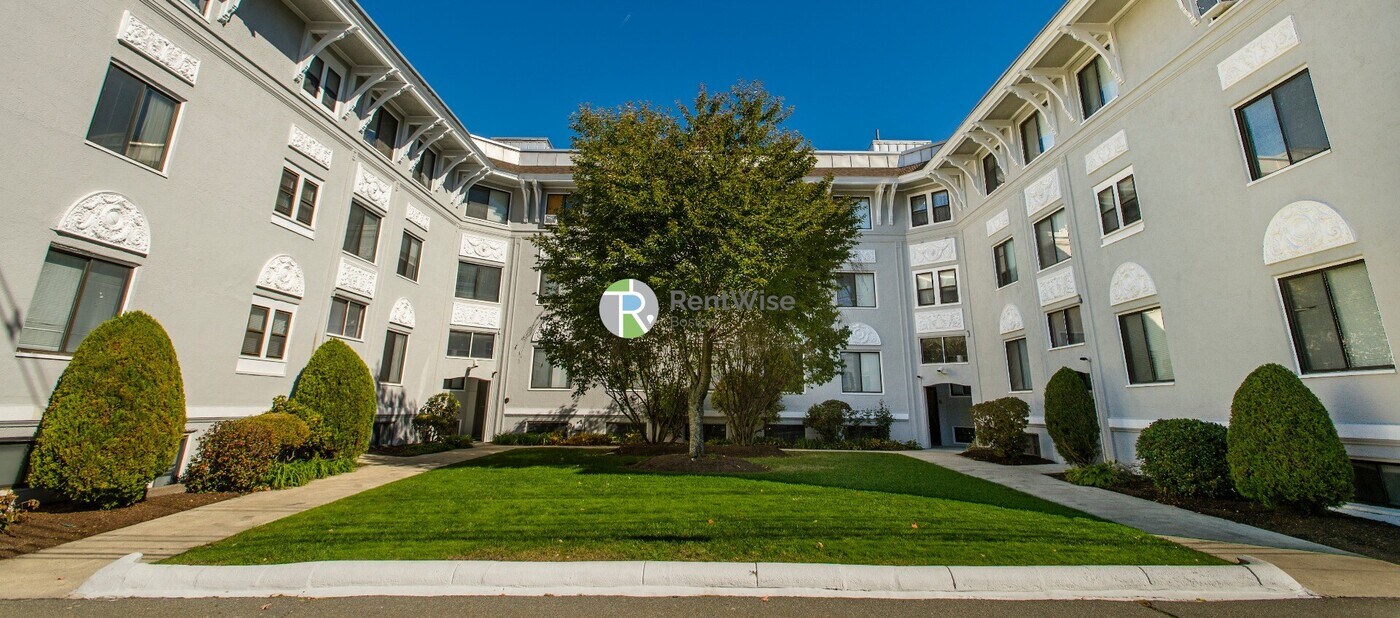230 Walnut St in Newton, MA - Building Photo