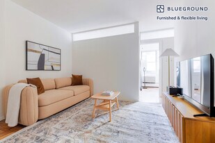 300 E 46th St in New York, NY - Building Photo