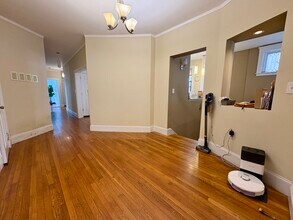 184 Saint Paul St, Unit 1 in Brookline, MA - Foto de edificio - Building Photo
