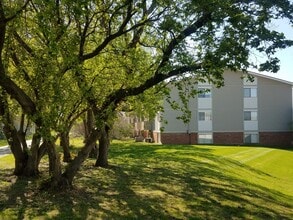 Kimberly Club Apartments in Davenport, IA - Foto de edificio - Building Photo