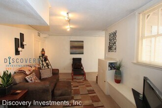 1028 Hollywood Ave in Oakland, CA - Building Photo - Building Photo