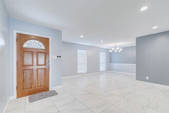 10062 Haddington Dr in Houston, TX - Building Photo - Building Photo