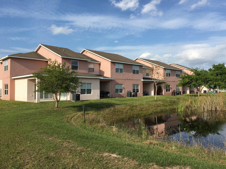 Barton Court in St. Cloud, FL - Building Photo