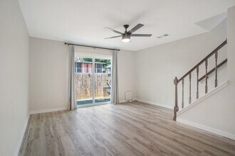 618 W Collins St in Denton, TX - Building Photo - Building Photo