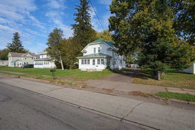 568 W Main St in Mondovi, WI - Building Photo - Building Photo