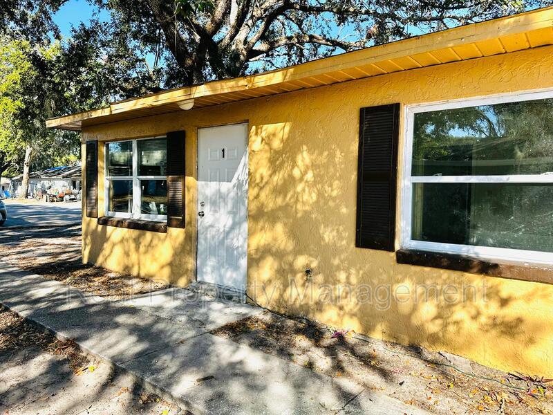1020 Birchwood Ct in Leesburg, FL - Building Photo