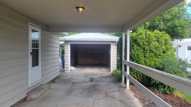5528 N Hemlock St in Spokane, WA - Building Photo - Building Photo