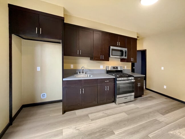 13548 Glamis St in Los Angeles, CA - Foto de edificio - Building Photo