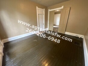 2411 Fox Ave-Unit -Apt A in Fort Wayne, IN - Foto de edificio - Building Photo