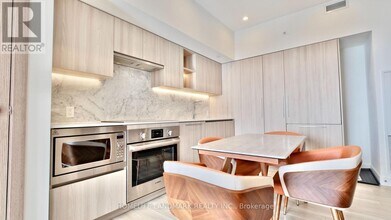 17 Bathurst St in Toronto, ON - Building Photo - Building Photo