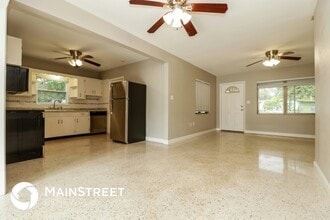 10554 52nd Ave N in St. Petersburg, FL - Foto de edificio - Building Photo