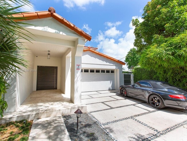 property at 820 W Dilido Dr