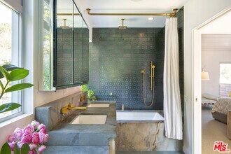 2345 Kenilworth Ave in Los Angeles, CA - Building Photo - Building Photo