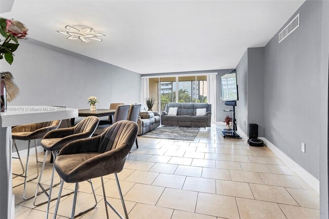 1750 NE 191st St in North Miami Beach, FL - Foto de edificio - Building Photo