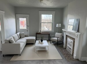 2025 Burnet Ave, Unit 2 in Cincinnati, OH - Foto de edificio - Building Photo