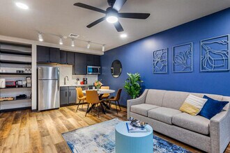 611 Commerce St in New Orleans, LA - Building Photo - Building Photo